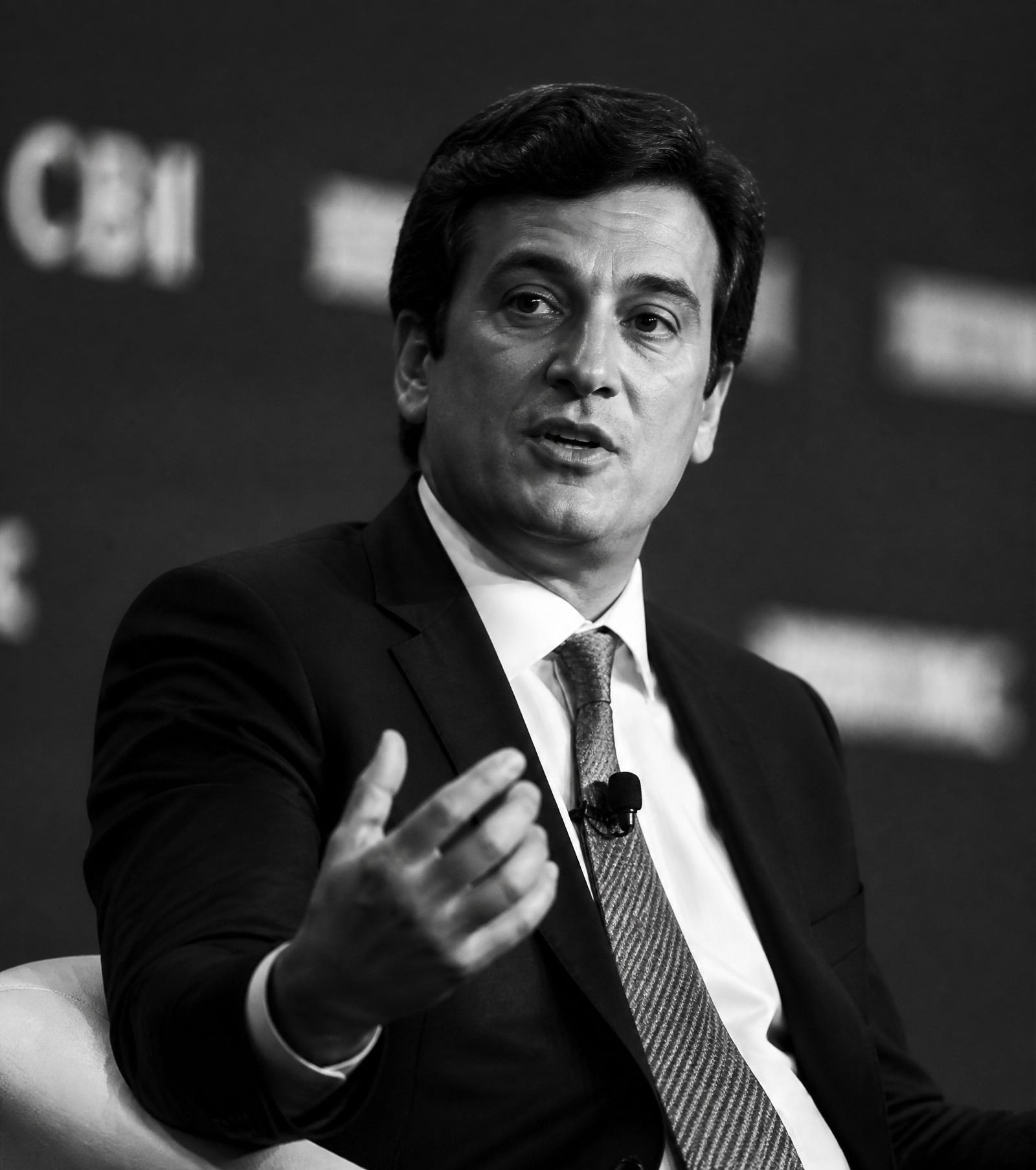 Executivo em painel corporativo